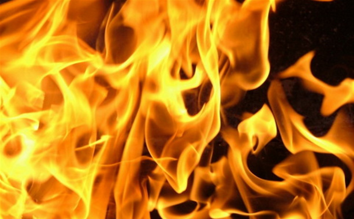 Два человека погибли за сутки при пожарах в Анивском районе