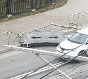 "Забор разворотило": длинномер потерял груз на перекрестке в Южно-Сахалинске 