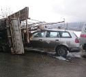 Два человека пострадали при столкновении универсала и грузовика в Южно-Сахалинске
