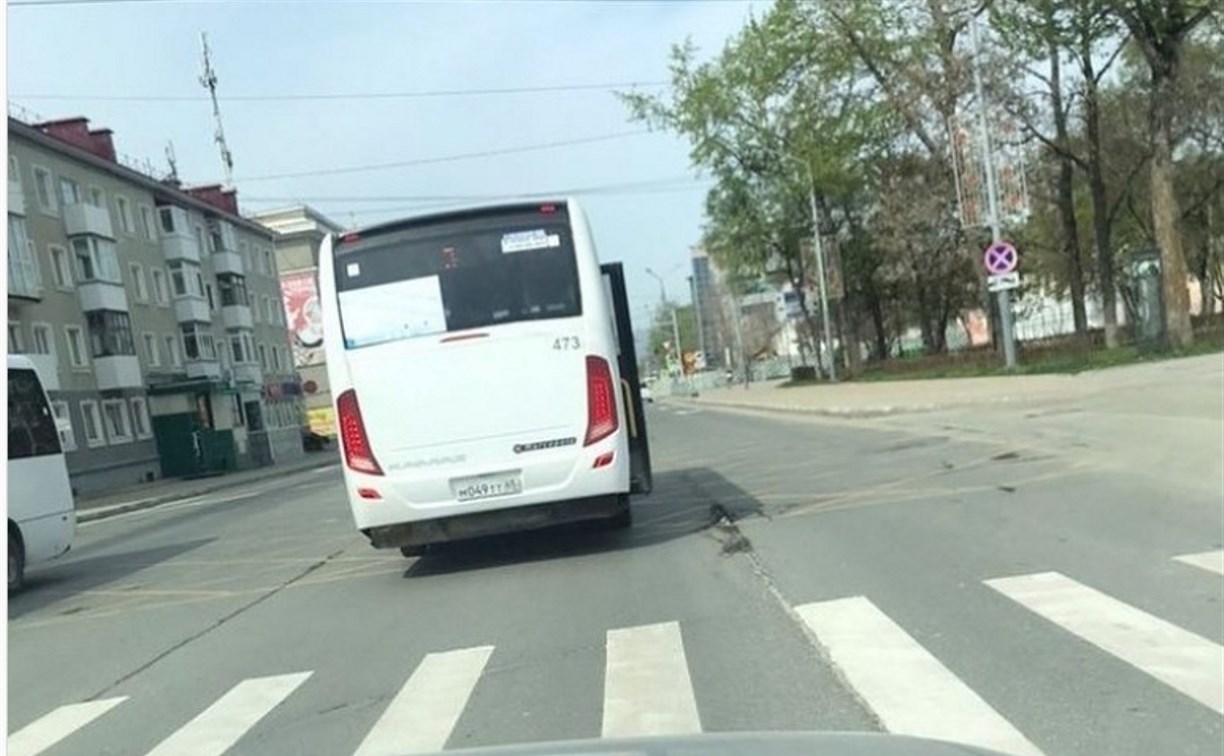 Водитель автобуса в Южно-Сахалинске проветрил пассажиров, рискуя их безопасностью