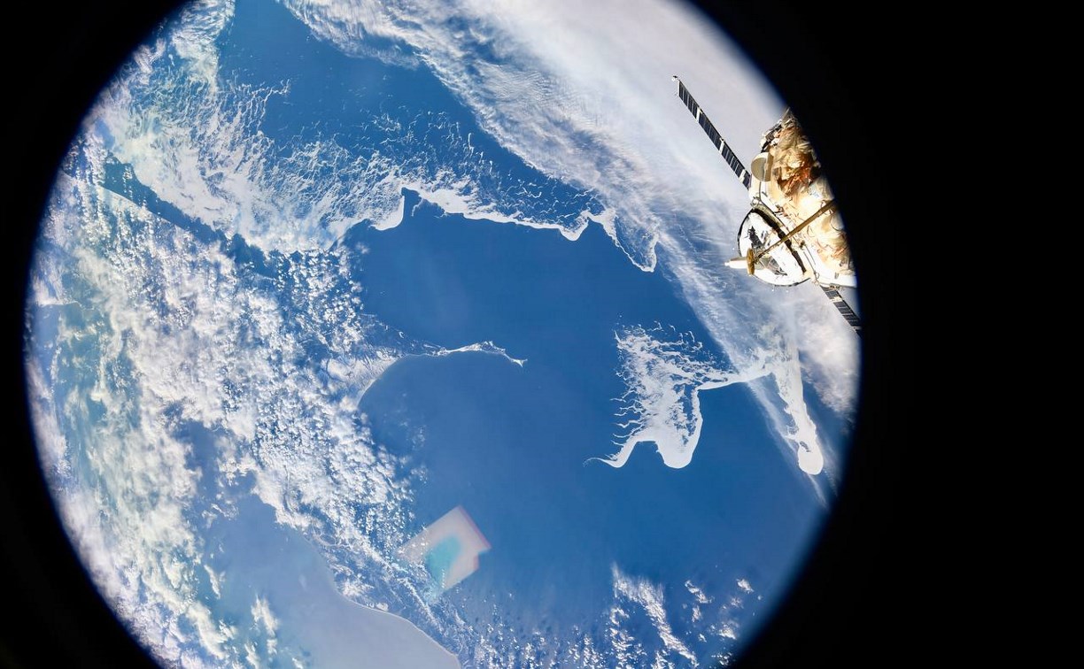 Машем изо всех сил: космонавты МКС пролетают над Сахалином