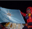 На высочайшей вершине Антарктиды водрузил флаг МЧС России курильский спасатель