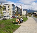 В Дальнем открыли новый бульвар с велодорожкой, освещением и видеонаблюдением — скоро установят качели