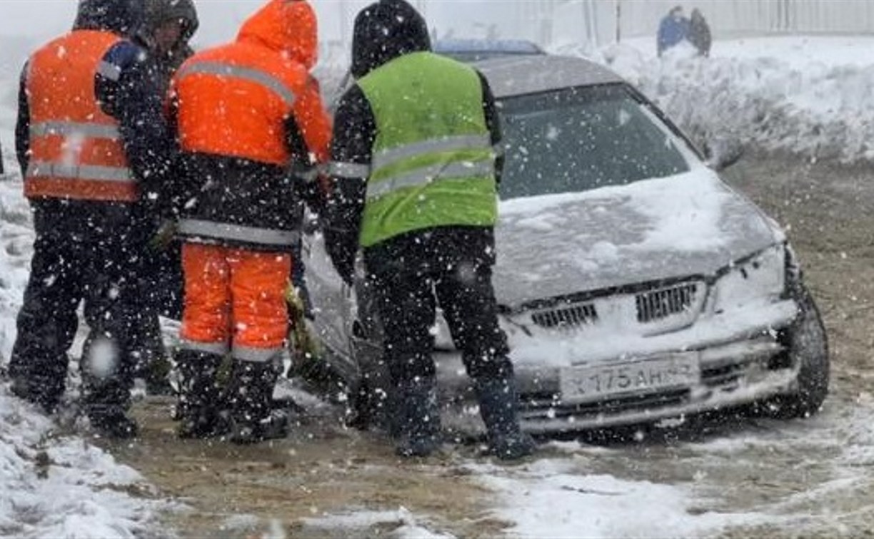 Nissan провалился в яму в центре Южно-Сахалинска, его вытащили дорожные рабочие