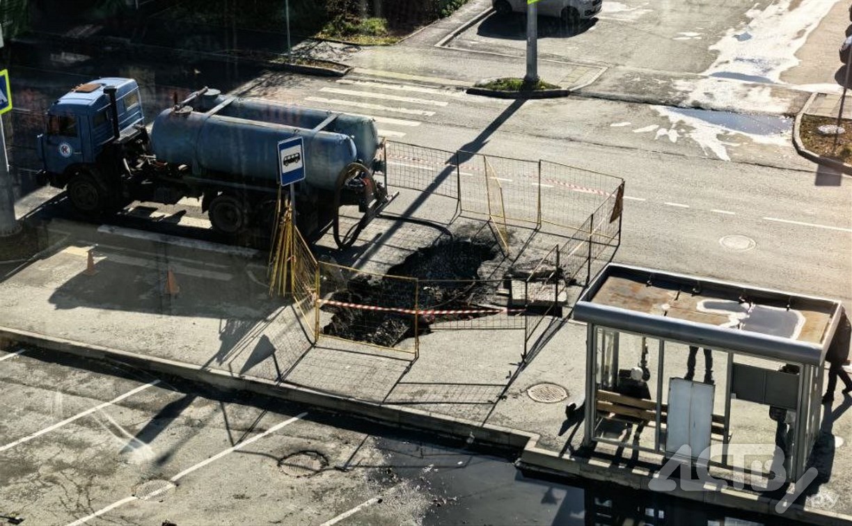 Жители Южно-Сахалинска жалуются на яму, которую сделали на капитально отремонтированной дороге