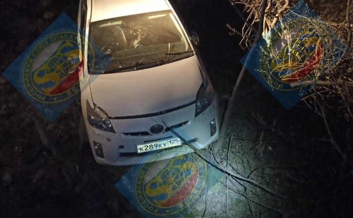 Пьяный водитель в Южно-Сахалинске врезался в машину, сбежал на огромной скорости и слетел в кювет