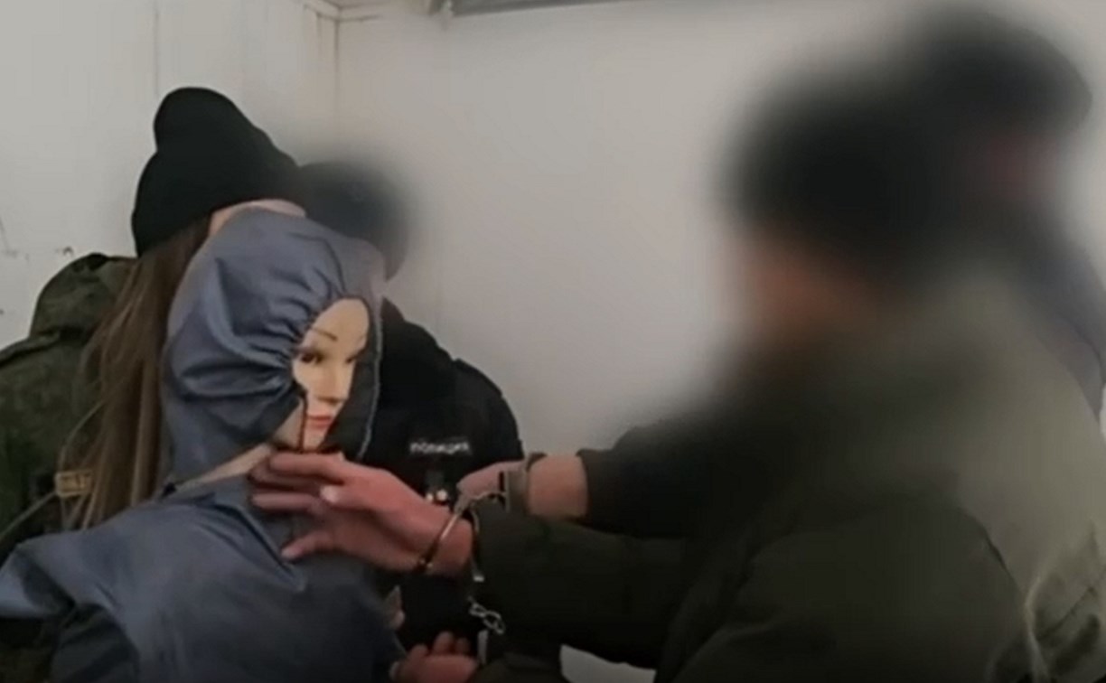 "Хотел реанимировать, но уснул": мужчина из ревности забил женщину до смерти в Южно-Сахалинске 