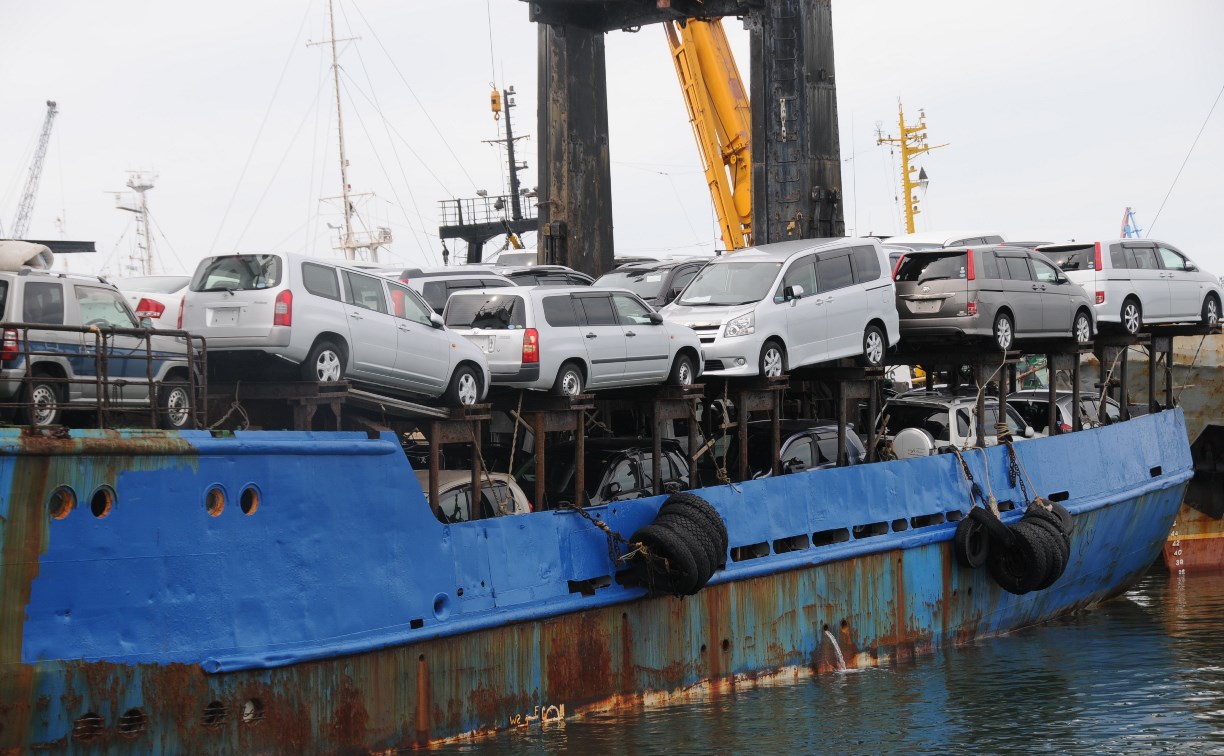 Почти тысячу автомобилей привезли на Сахалин через порт в Корсакове за полгода