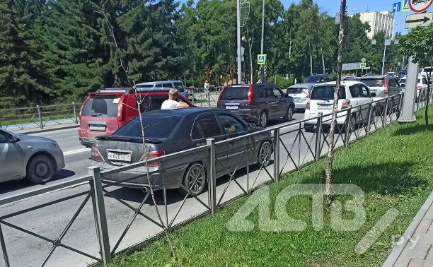 В Южно-Сахалинске пассажир наполовину вылез из автомобиля на ходу