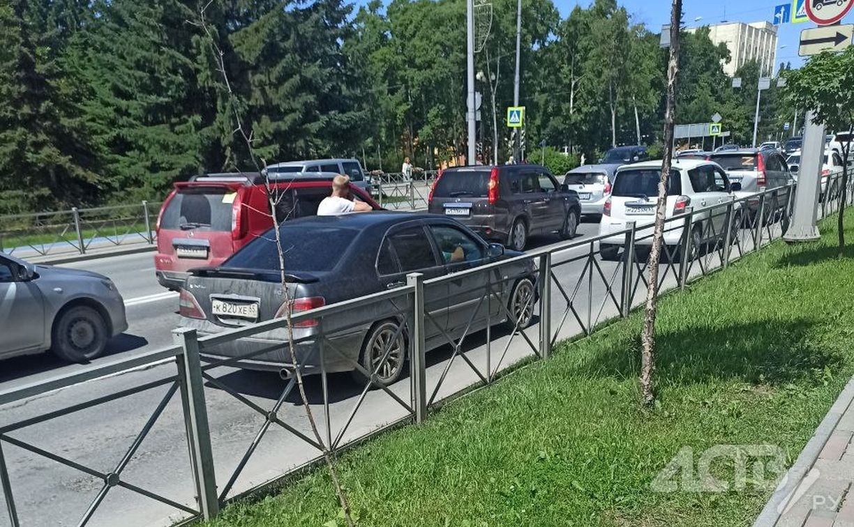 В Южно-Сахалинске пассажир наполовину вылез из автомобиля на ходу