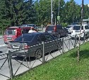 В Южно-Сахалинске пассажир наполовину вылез из автомобиля на ходу
