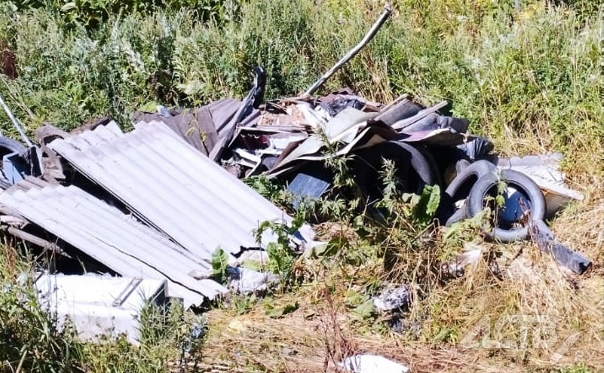 Горы мусора вывалили на берегу нерестовой реки в Невельском районе