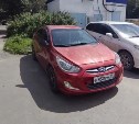 В Южно-Сахалинске неизвестный повредил Hyundai Solaris и скрылся с места ДТП