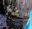 В Поронайске внутри квартиры в жилом доме загорелся мусор