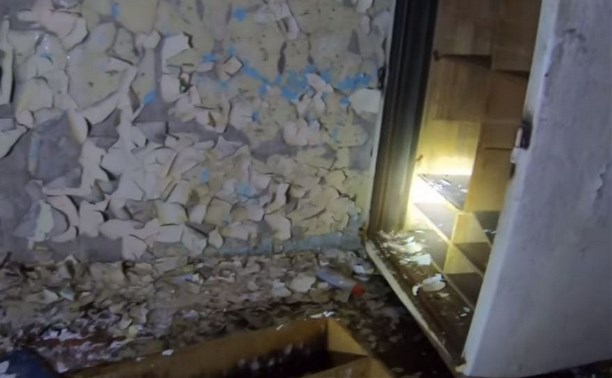 Ящик зубов нашёл сахалинец в заброшенном здании, похожем на декорацию к "Эпидемии"