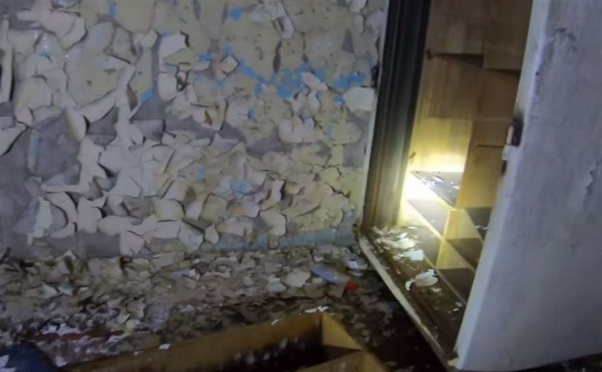 Ящик зубов нашёл сахалинец в заброшенном здании, похожем на декорацию к "Эпидемии"