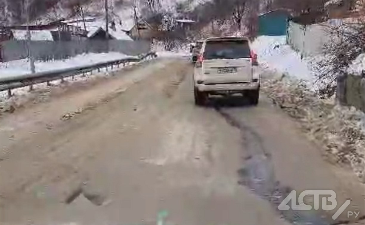 Дорога на въезде в Холмск покрывается коркой толстого льда из-за протечки водовода