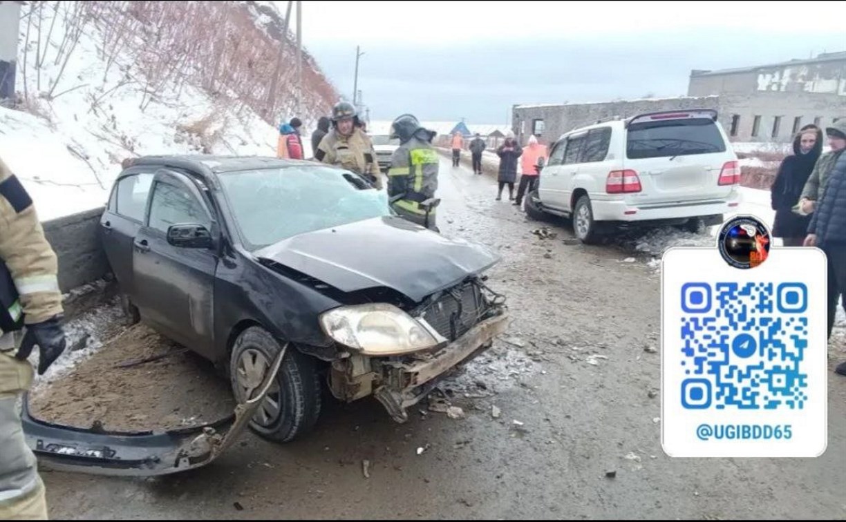 "Королла" выехала на встречку: два пассажира пострадали в ДТП в Холмске