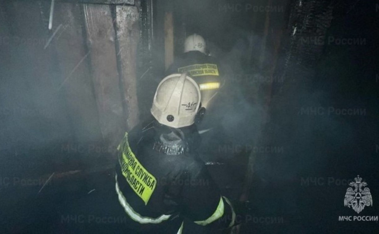 Пожарные более трёх часов тушили дом в Охе