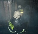 Пожарные более трёх часов тушили дом в Охе