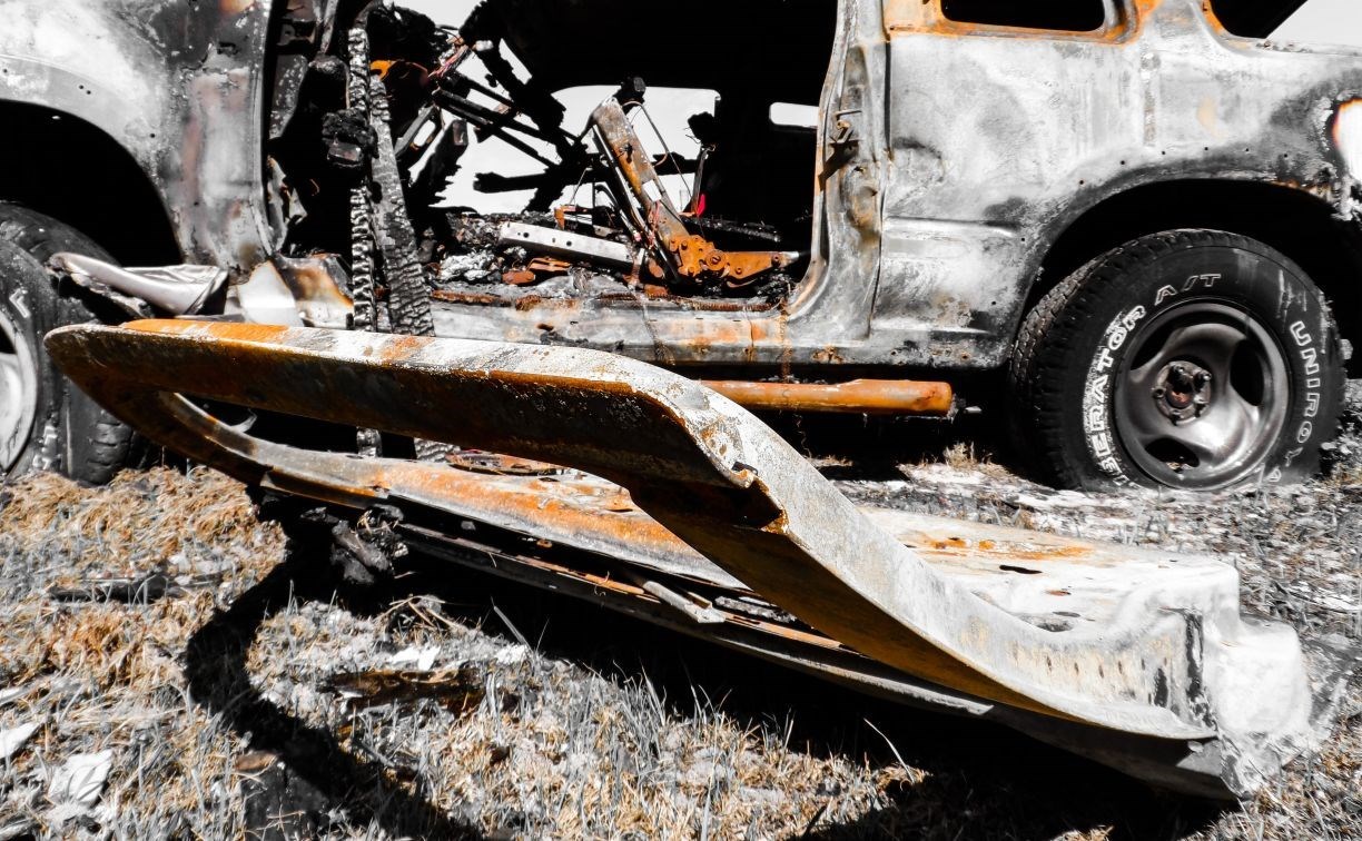 Два автомобиля сгорели ночью в сахалинском селе