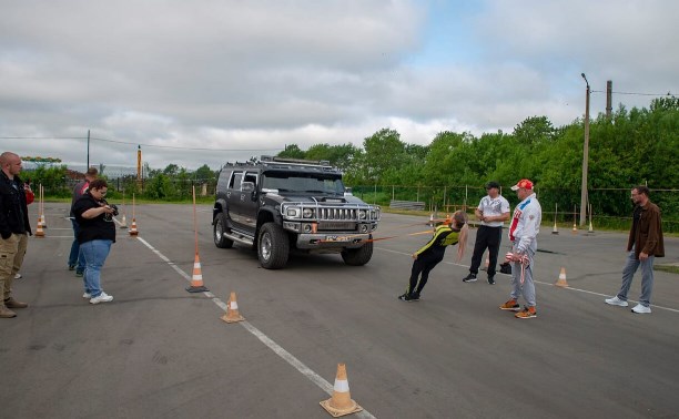 Сахалинка зубами сдвинула трехтонный HUMMER H2 и установила мировой рекорд