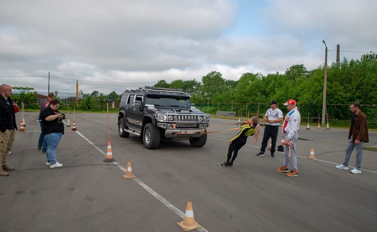 Сахалинка зубами сдвинула трехтонный HUMMER H2 и установила мировой рекорд