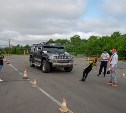 Сахалинка зубами сдвинула трехтонный HUMMER H2 и установила мировой рекорд