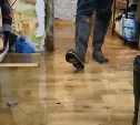 Спасатели прибыли к месту подтопления в Южно-Сахалинске: вода зашла в дома