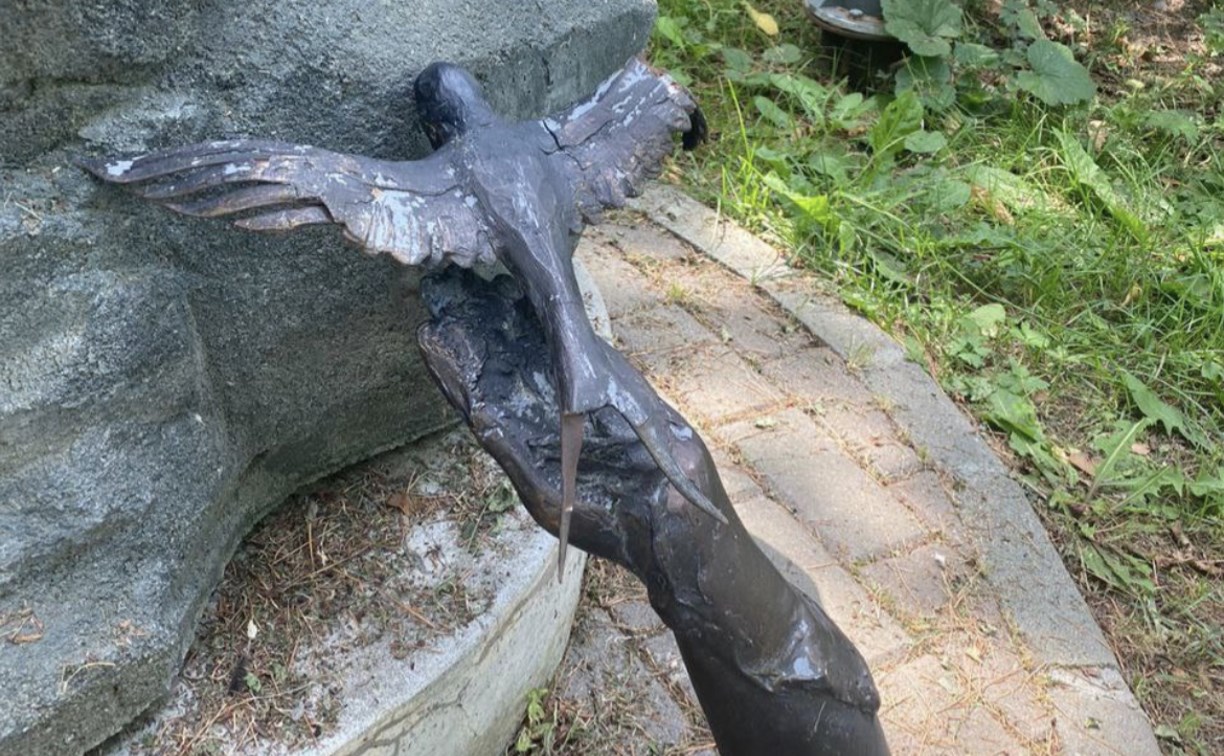 Теперь как древнегреческая: в Долинске статуя осталась без руки