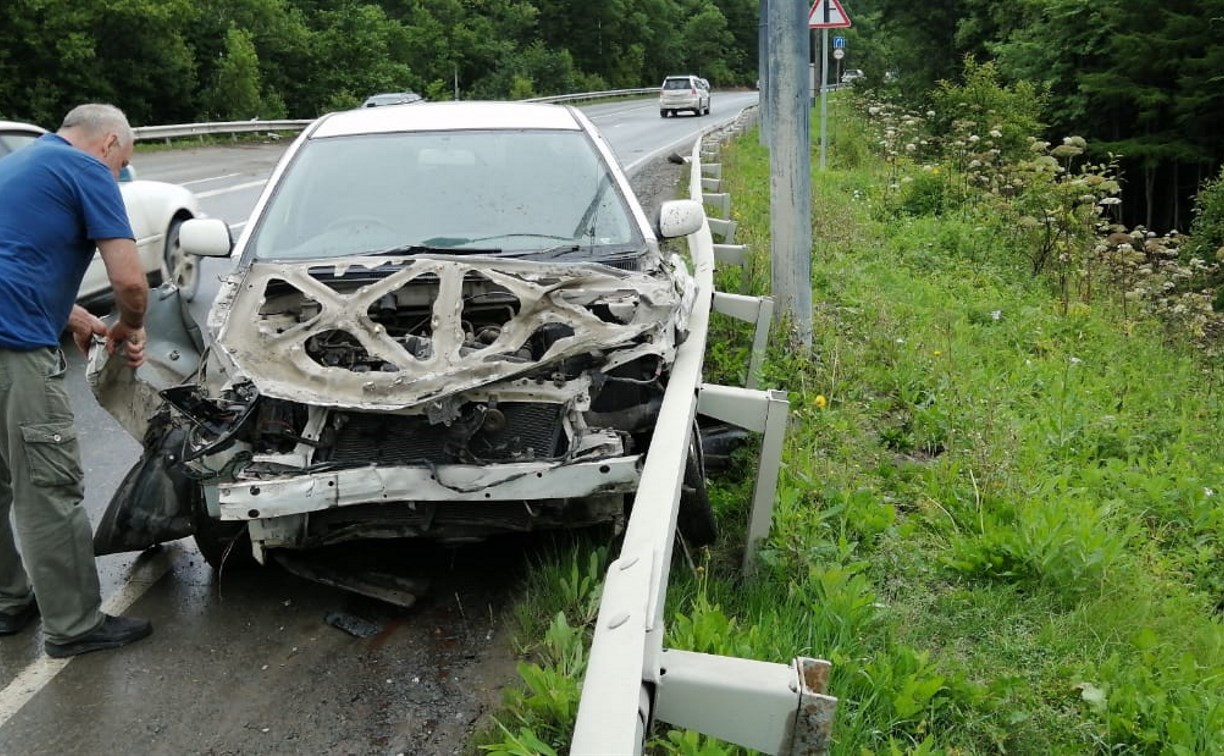 Нетрезвый водитель автомобиля Toyota Corolla Runx врезался в отбойник во Второй Пади
