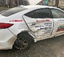 Очевидцев столкновения учебного автомобиля и частной Toyota Camry ищут в Южно-Сахалинске