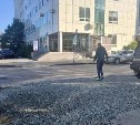 Еще две щебеночные проплешины на дороге заставят заделать коммунальщиков в Южно-Сахалинске 