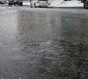 "Ехала как фигурист, остановилась об машину": улицы Южно-Сахалинска покрыла ледяная глазурь