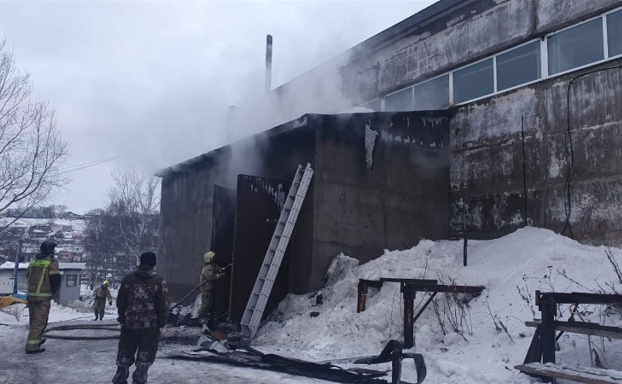 Пристройку к административному зданию тушат в Корсакове