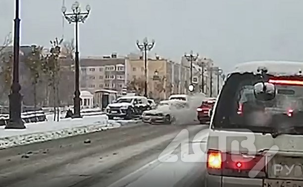"Subaru сбил дерево": левый поворот через две полосы привел к жесткой аварии в Южно-Сахалинске
