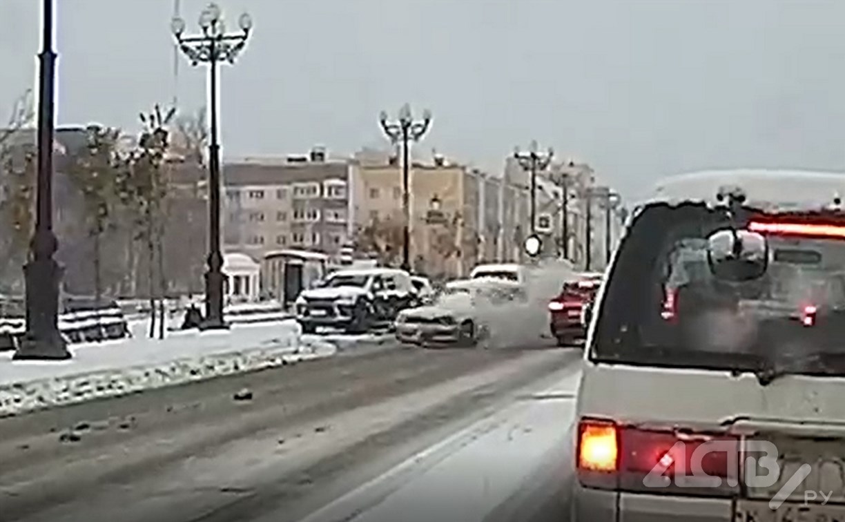 "Subaru сбил дерево": левый поворот через две полосы привел к жесткой аварии в Южно-Сахалинске 