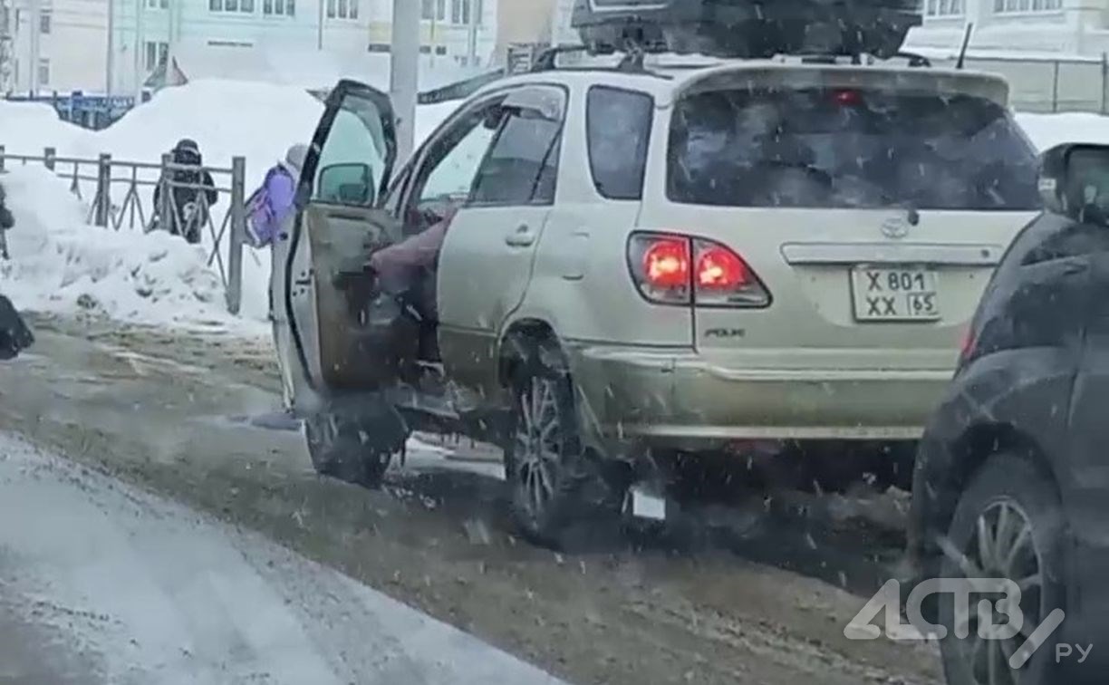 Жители Дальнего переводят свои авто в "аварийный" режим, чтобы быстро забрать детей со школы
