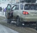 Жители Дальнего переводят свои авто в "аварийный" режим, чтобы быстро забрать детей со школы