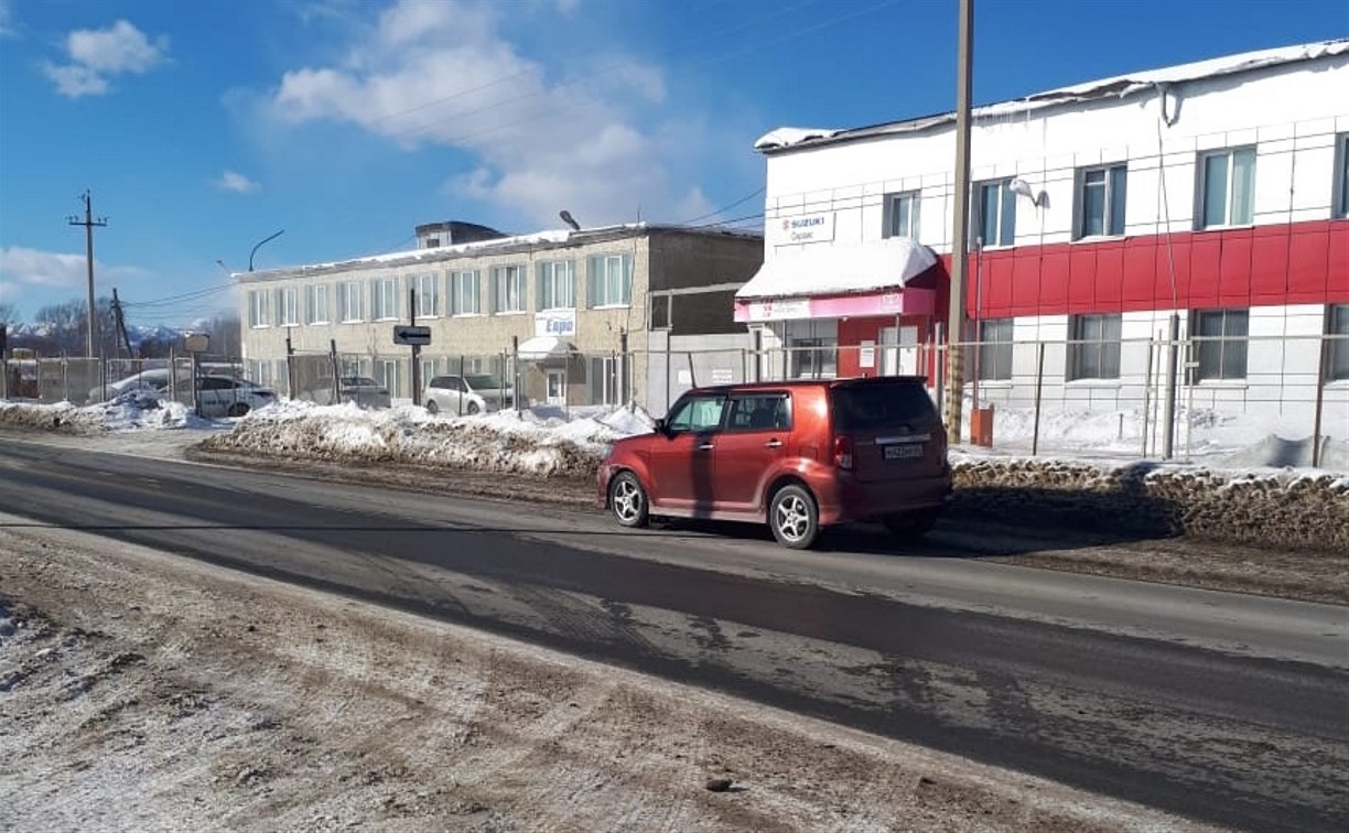 Очевидцев ДТП с участием автомобиля такси разыскивают в Южно-Сахалинске