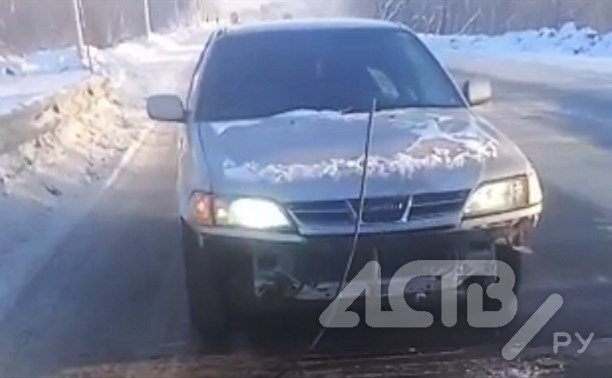 Автомобилист влетел в метровую арматуру и лишился бампера в Южно-Сахалинске