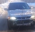 Автомобилист влетел в метровую арматуру и лишился бампера в Южно-Сахалинске