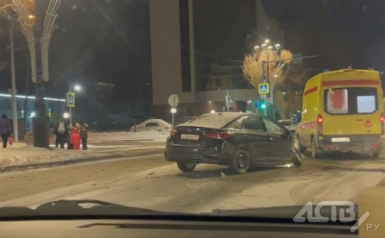 "Морды нет": седан жёстко столкнулся с пассажирским автобусом в Южно-Сахалинске