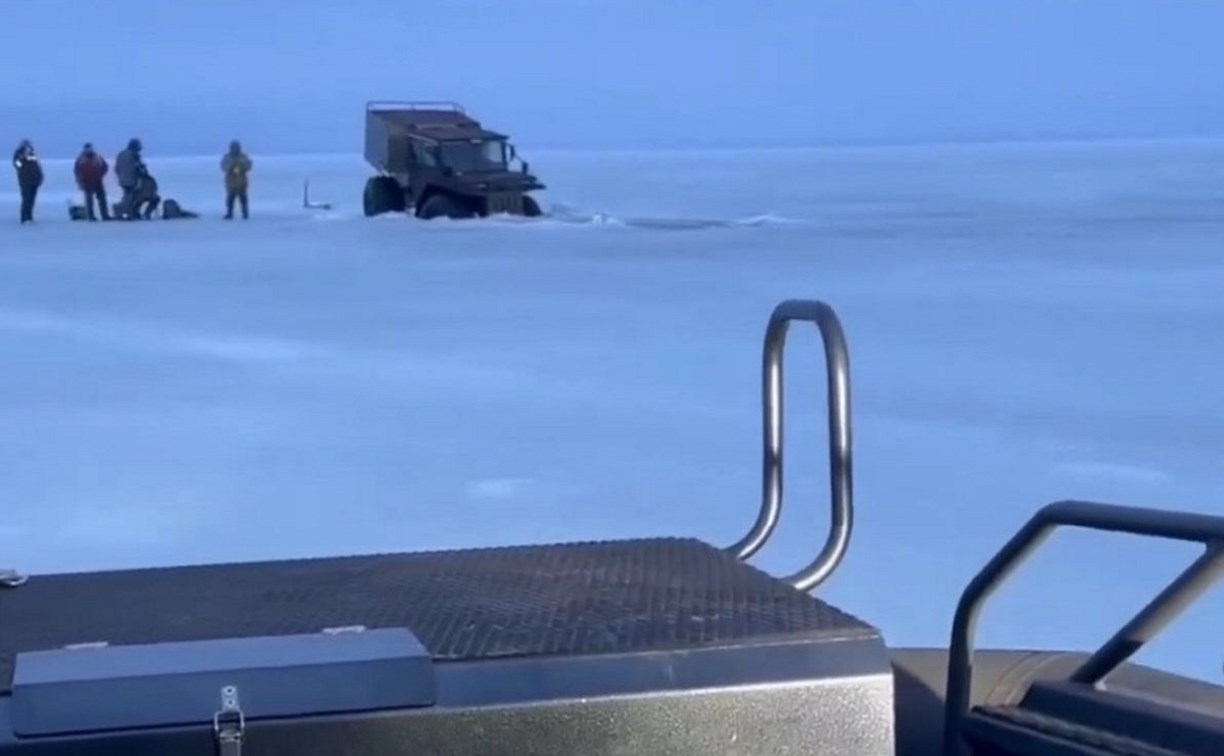 На Камчатке вездеход провалился под лед в 10 км от берега 