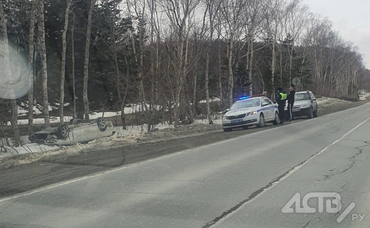 Жив, но в шоке: на Охотской трассе водитель уложил авто на крышу - Новости  Сахалинской области. Происшествия - astv.ru