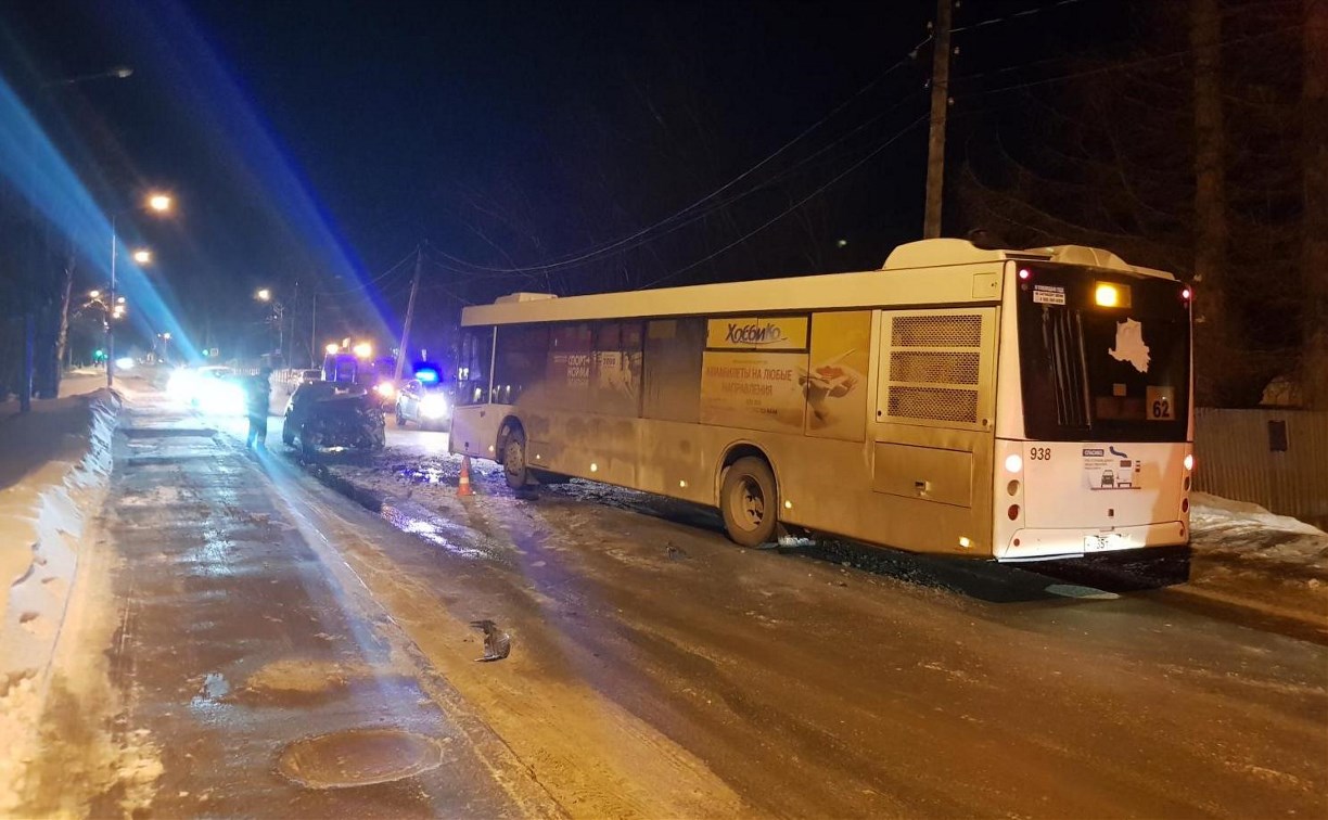 Очевидцев лобового столкновения хэтчбека с рейсовым автобусом ищут в Южно-Сахалинске