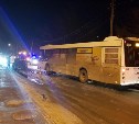 Очевидцев лобового столкновения хэтчбека с рейсовым автобусом ищут в Южно-Сахалинске