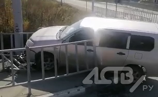 "Зажевал забор": в Южно-Сахалинске машина остановилась в "шаге" от полёта в кювет