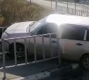 "Зажевал забор": в Южно-Сахалинске машина остановилась в "шаге" от полёта в кювет