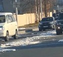 "Искусственным снегом" неизвестный засыпал дорогу в Южно-Сахалинске 